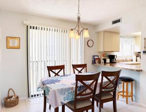 Η κουζίνα ή μικρή κουζίνα στο Sunburst Escape w/ Heated Pool, Dock & Beach