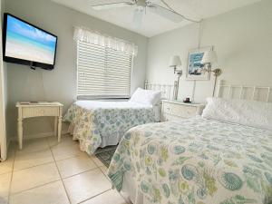 Ένα ή περισσότερα κρεβάτια σε δωμάτιο στο Sunburst Escape w/ Heated Pool, Dock & Beach +17 φωτογραφίες