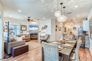 Χώρος καθιστικού στο Castle in the Sand by 30A Escapes