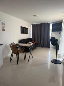 a living room with a couch and a table and chairs at Lindo apartamento de 3 alcobas y de dos cómodo para una linda estadía en Cartagena in Cartagena de Indias