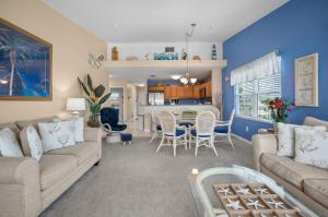una sala de estar con un sofá y una mesa en Gulf Sands – 3BR Steps to Pool & Private Beach, en Punta Gorda Beach