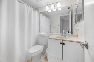 Vannituba majutusasutuses 2BR Sandpiper Key – Bright, Stylish & Coastal +31 fotot