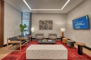 ein Wohnzimmer mit Sofa und Tisch in der Unterkunft Nido at Gran Ciudad Nuevo Polanco in Mexiko-Stadt