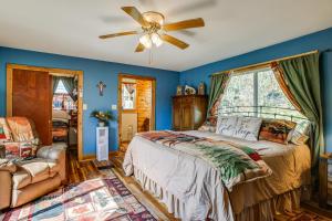Postel nebo postele na pokoji v ubytování Kokomo Kove - Waterfront Country Texas Getaway