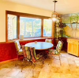 Posezení v ubytování Longview Lake Getaway 4-Bedroom house