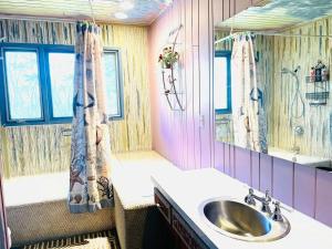 Koupelna v ubytování Longview Lake Getaway 4-Bedroom house + 12 fotografií