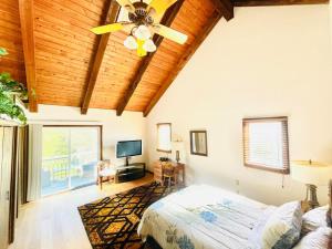 een slaapkamer met een bed en een plafondventilator bij Longview Lake Getaway 4-Bedroom house in Lees Summit