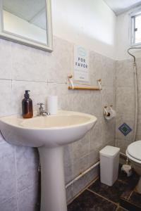 カボ・ポロニオにあるCarmela Suites Cabo Polonioの白い洗面台とトイレのあるバスルーム