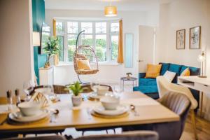 een woonkamer met een tafel en een bank bij Open Haven Collective with Man Cave and Parking 10PPL in Handsworth