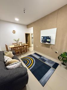 ein Wohnzimmer mit Couch und Fernseher in der Unterkunft Apartamento Siberia San Blas in Encarnación