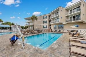 una piscina frente a un edificio de apartamentos en Ocean Song 324, en Tybee Island