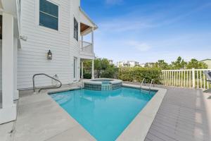 une piscine dans l'arrière-cour d'une maison dans l'établissement Dock N Dune by 30A Escapes, à Seagrove Beach 40 autres photos