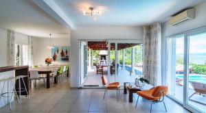 KuilsrivierにあるImperial Lodgeのリビングルーム(テーブル、椅子付)、プールが備わります。