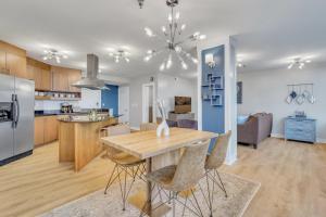 Una cocina y una sala de estar con una mesa y sillas de madera. en Savannah Skyline, en Savannah