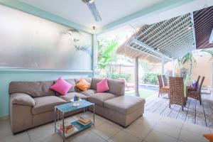 a living room with a couch and a table at Seminyak Villa Hibiscus in Seminyak