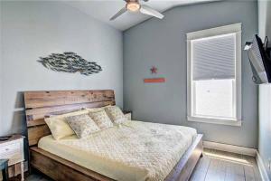 En eller flere senge i et værelse på Pet Friendly Shared Pool Winter Texan Family Deals