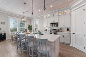 Η κουζίνα ή μικρή κουζίνα στο Beach Access Hot Tub Game Room Sleeps Family 16