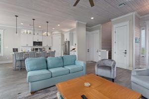 Χώρος καθιστικού στο Beach Access Hot Tub Game Room Sleeps Family 16
