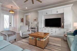 Χώρος καθιστικού στο Beach Access Hot Tub Game Room Sleeps Family 16 +40 φωτογραφίες