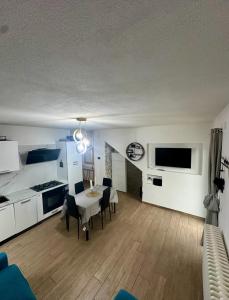 a living room with a dining table and a kitchen at Lake Apartment Gold, Lago di Caldonazzo in Tenna 