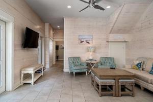 TV a/nebo společenská místnost v ubytování Shared Heated Pool Pet & Family Friendly Winter Rates + 29 fotografií