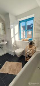 Un baño con inodoro, lavabo y bañera. en Altstadt Loog, en Leer