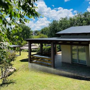 un pavillon avec un toit sur une pelouse dans l'établissement Los Cantaros, à Santa Rosa de Calamuchita