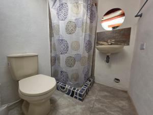 Koupelna v ubytování Hospedaje Altamira Villa de Leyva