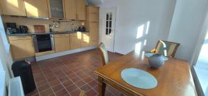 Una cocina con una mesa de madera y un comedor. en Altstadt Loog, en Leer