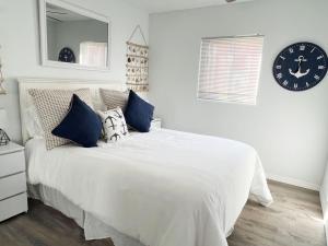 Postel nebo postele na pokoji v ubytování Sunsets, Seafood, and Serenity Pet - Boat Friendly