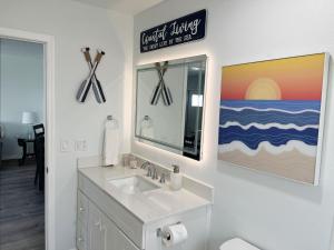 Koupelna v ubytování Sunsets, Seafood, and Serenity Pet - Boat Friendly + 15 fotografií