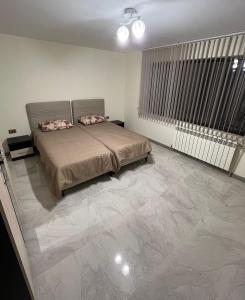 ein Schlafzimmer mit einem Bett und einem großen Marmorboden in der Unterkunft Квартира in Kozloduy