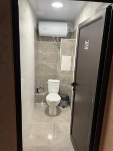 ein Badezimmer mit einer weißen Toilette in einem Zimmer in der Unterkunft Квартира in Kozloduy + 6 Fotos