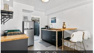 Kuchyň nebo kuchyňský kout v ubytování The Marley by AvantStay Mid-Century Modern Retreat with Pool & Mountain Views