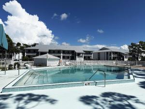 Bazén v ubytování Coastal Comfort – 2BR Condo in Fiddlers Green nebo v jeho okolí