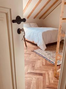 a bedroom with a bed and a ladder at Quinta Revira Volta in Nesperal