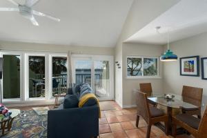 ein Wohnzimmer mit Sofa und Tisch in der Unterkunft Waterfront Shared Pool Games Winter Family Deals in Padre Island