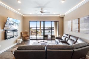 una sala de estar con un sofá y una mesa en Brand New Complex, Central Location, Amazing Views, en Laguna Beach