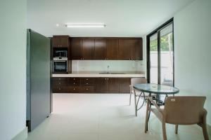 Kuchyň nebo kuchyňský kout v ubytování Number Nine Pool Villa