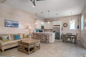 Η κουζίνα ή μικρή κουζίνα στο Family Sleeps 18 5 Minutes to beach Pool