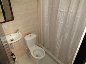 Melao Hostel Campestre y Vivero في بالميرا: حمام صغير مع مرحاض ومغسلة +27 صورة