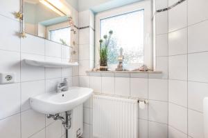 Vannituba majutusasutuses Park & Meer - Ferienwohnung im Grünen - Bad Zwischenahn, 4 Zimmer, bis 9 Gäste +58 fotot