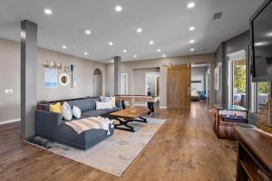 una sala de estar con un sofá y una mesa en Lake Norman Getaway, en Mooresville