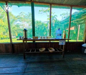una mesa en una habitación con una ventana grande en Valencia Lake Lodge, en Puerto Maldonado 58 fotos más