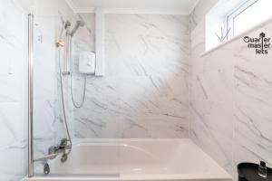 Un baño blanco con ducha y bañera. en 3 Bedroom House that Sleeps 6, en Warwick 44 fotos más