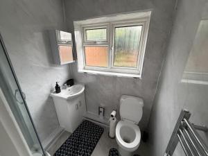 Koupelna v ubytování Central Luton, Guest House + 2 fotografie