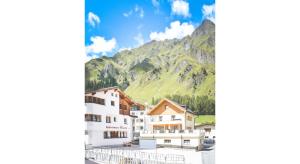 a view of a village with mountains in the background at Apartment Alouette in Samnaun