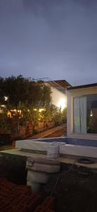 ヴィラ・カルロス・パスにあるAnima Lodge 2の窓の前にトイレがある家