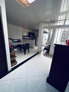 a kitchen and dining room with a table in a room at Habitacion privada cerca al hospital de Neiva con Aire Acondicionado y baño Privado in Neiva