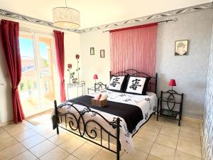 Postel nebo postele na pokoji v ubytování Villa indépendante avec piscine privée